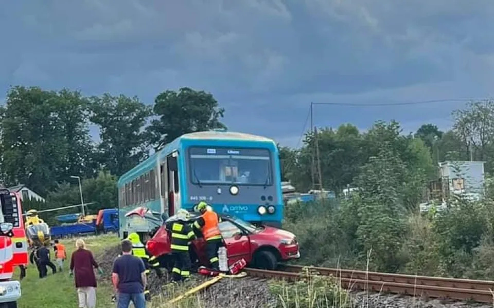 Řidič objel na náklaďák a vjel na přejezd, kde ho smetl vlak. Utrpěl vážná zranění