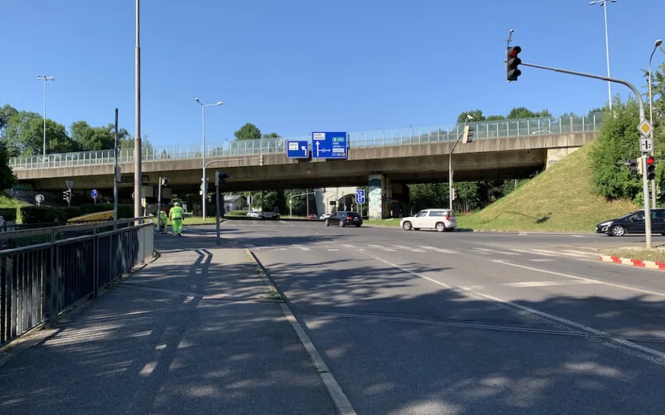 Policisté hledají svědky vážné nehody. Auto u viaduktu srazilo chodce