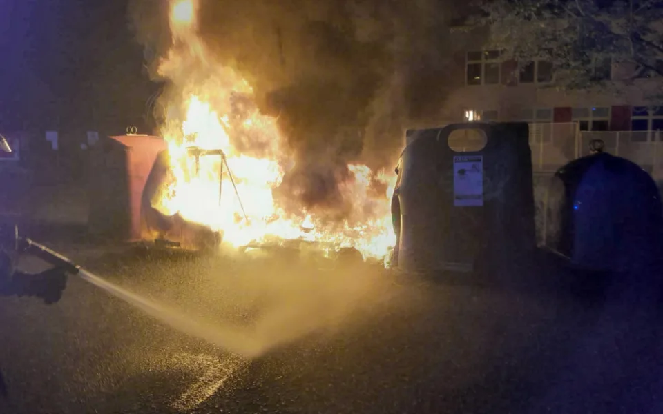 Ve městě řádil žhář. Během noci na Špičáku zapálil kontejnery v pěti ulicích
