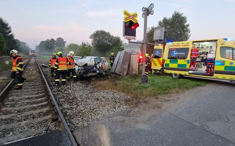 Řidič vjel na přejezd na červenou. Auto smetl vlak