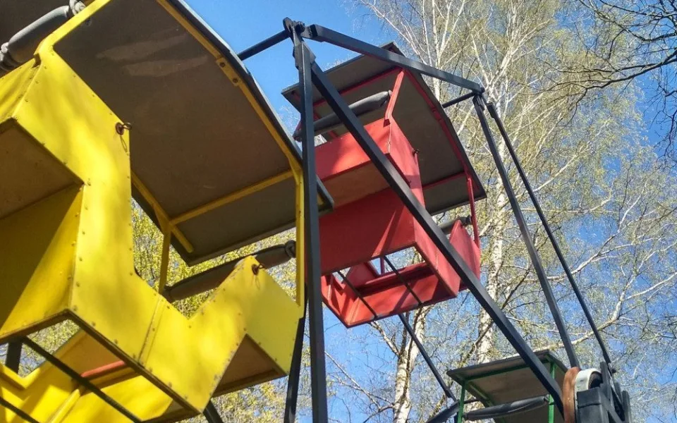 Ruské kolo v dětském koutku v Liberci. 