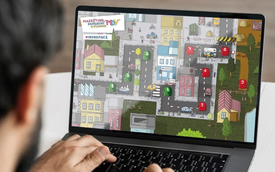 Hráči Markétiny dopravní hry mají bezpečně projet město na kole. Splnit musí několik různých úkolů.