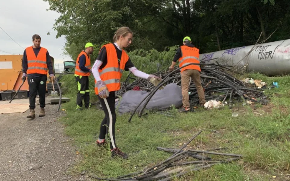 Podívejte se, jaké materiály převládaly na uklízené černé skládce.