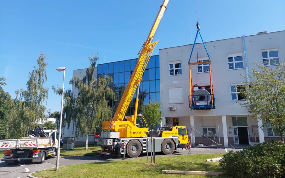 Stěhování magnetické rezonance do pavilonu nemocnice.