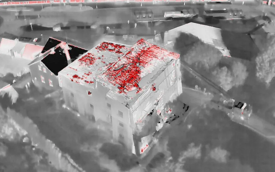 V Tanvaldu hasiči likvidují požár penzionu. Pomáhá jim i speciální dron