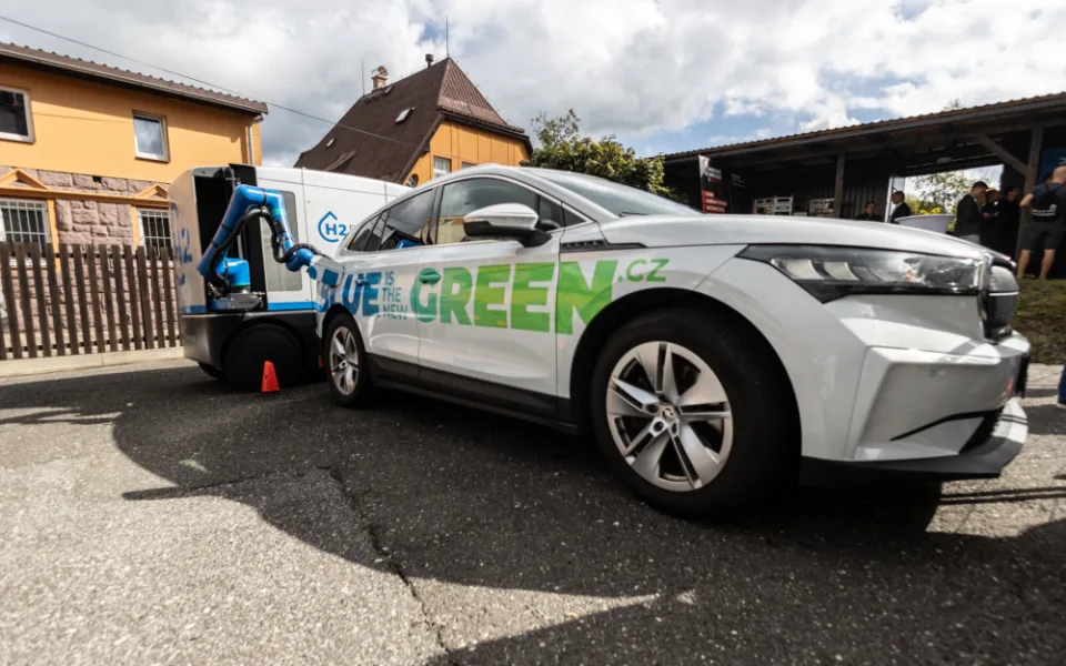 Nabíjení prostřednictvím nahromaděné energie H2BOTem.