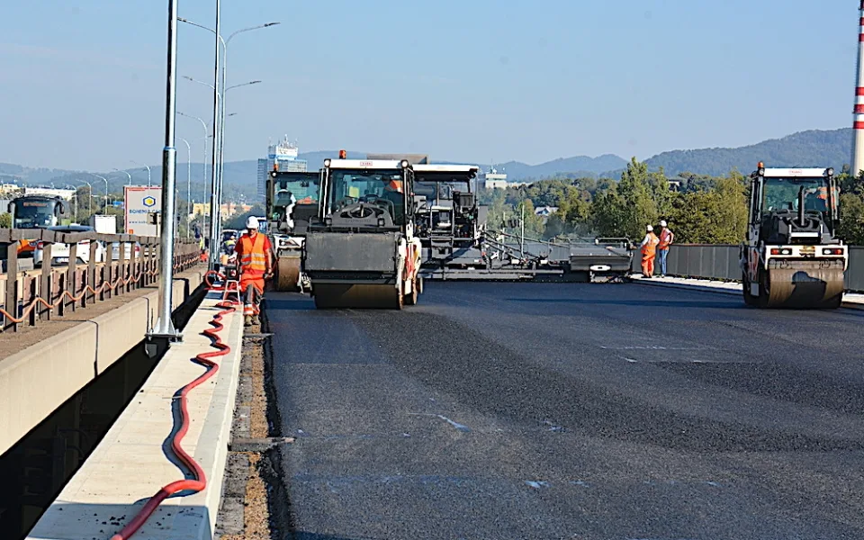 Na průtahu v Liberci už pokládají asfalt, na řidiče ale příští rok čeká rekonstrukce tunelu