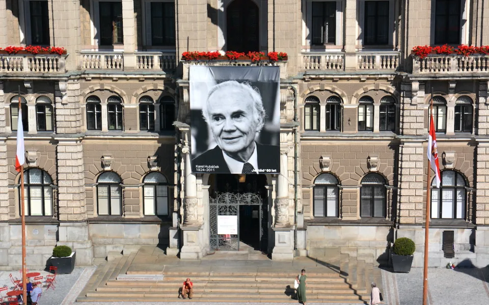 Kanalizace pod radnicí se ucpává, ve Sklípku trpí. Odpad tahá parta chlapů s kbelíky