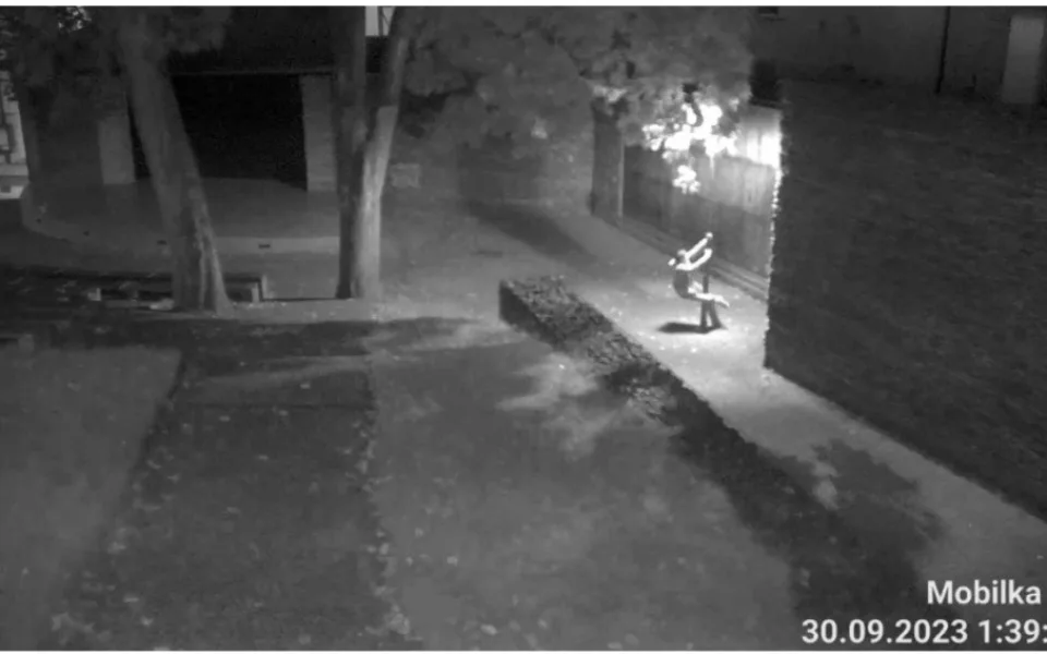 Tanečník u lampy veřejného osvětlení.
