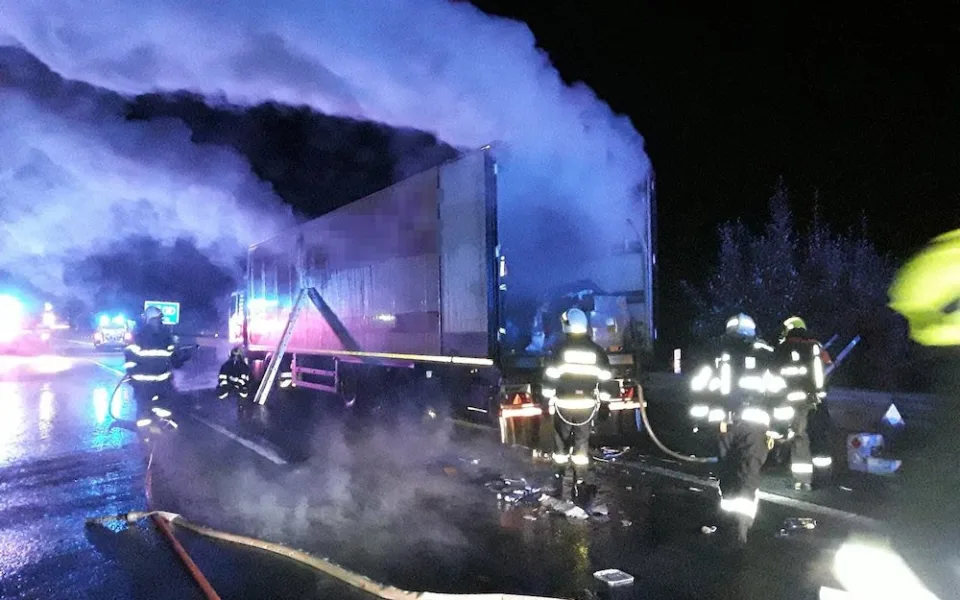 Na silnici 35 u Turnova v noci shořel kamion. Silnice byla šest hodin uzavřena, omezení potrvá