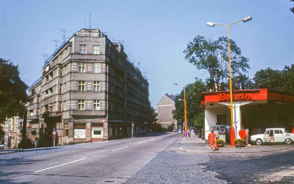 Snímek čerpací stanice pod křídly národního podniku Benzina od fotografa Jana Kabíčka, publikovaný v obrazové knize Liberec, vydané v roce 1977.