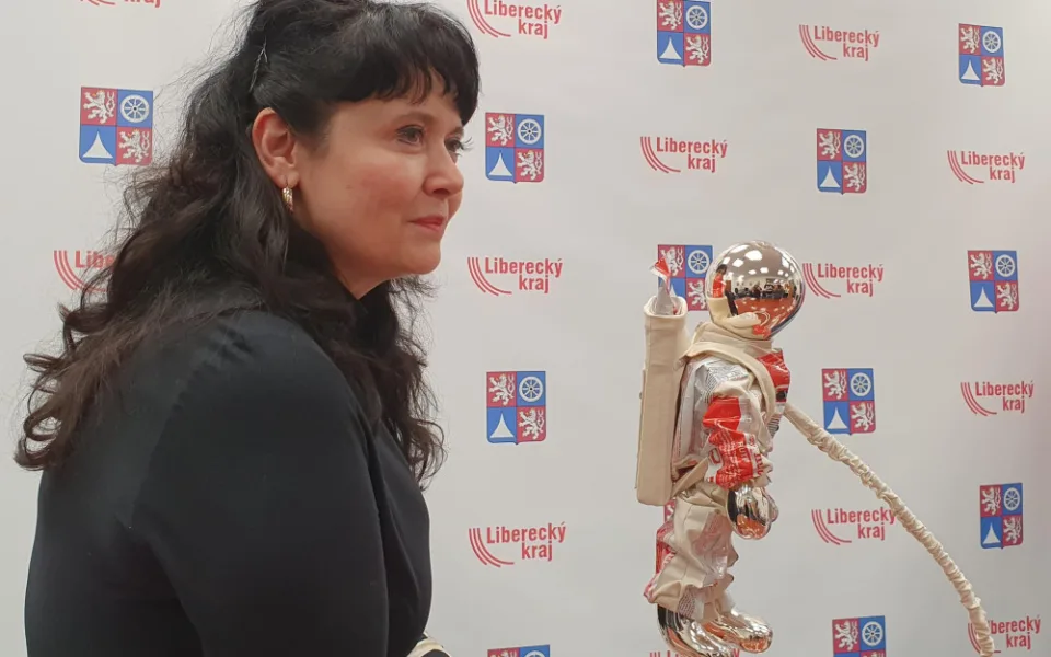 Výkonná ředitelka UNICEF Pavla Gomba s jedním z děl.