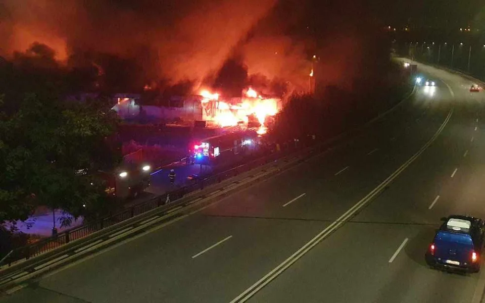 V Turnově hořel podnik Juta. Na místě stále probíhají dohašovací práce
