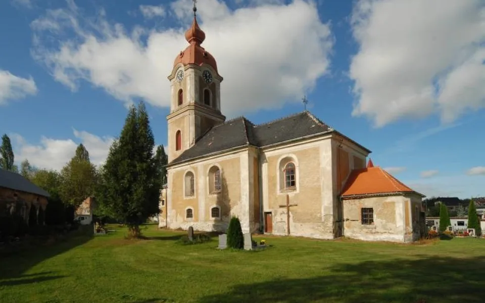Kostel Všech svatých v Kunraticích s hodinami.