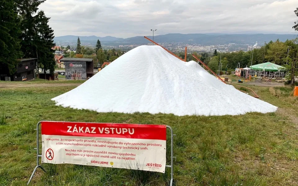 Ve skiareálu na Ještědu začali s výrobou sněhu, sezona začne za dva měsíce