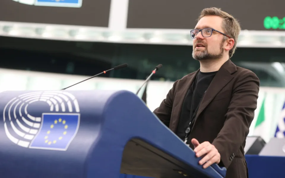 Pokud civilistům v Gaze nepomůžeme, hrozí migrační krize, říká europoslanec Mikuláš Peksa
