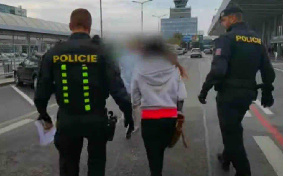 Manželé z Liberce utekli na Bali před trestním řízením. Policie je zadržela a eskortovala zpět do Česka