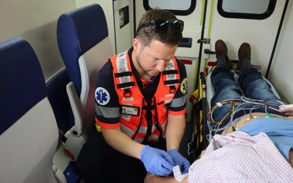 Na fotbalovém hřišti bojoval o život protihráče. Nevytahujte jazyk, radí záchranář
