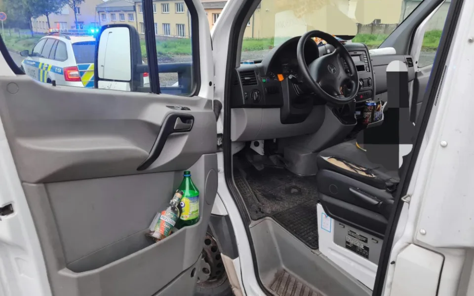 Řidič dodávky rozvážející pečivo kličkoval po silnici. Policistům nadýchal přes tři promile