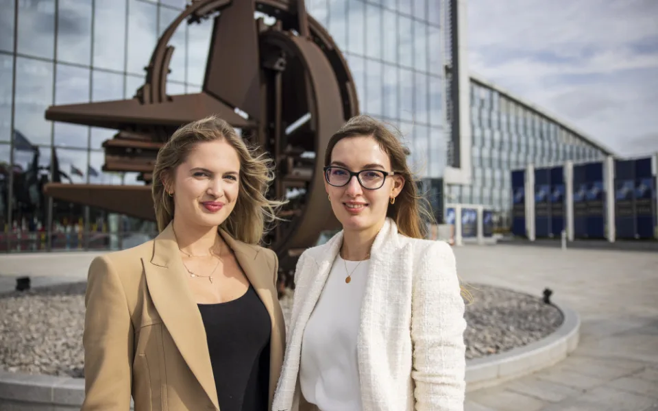 Veronika Bartáková (vlevo) a Lenka Vybíralová pracují v centrále NATO v Bruselu. Autor:  Milan Jaroš