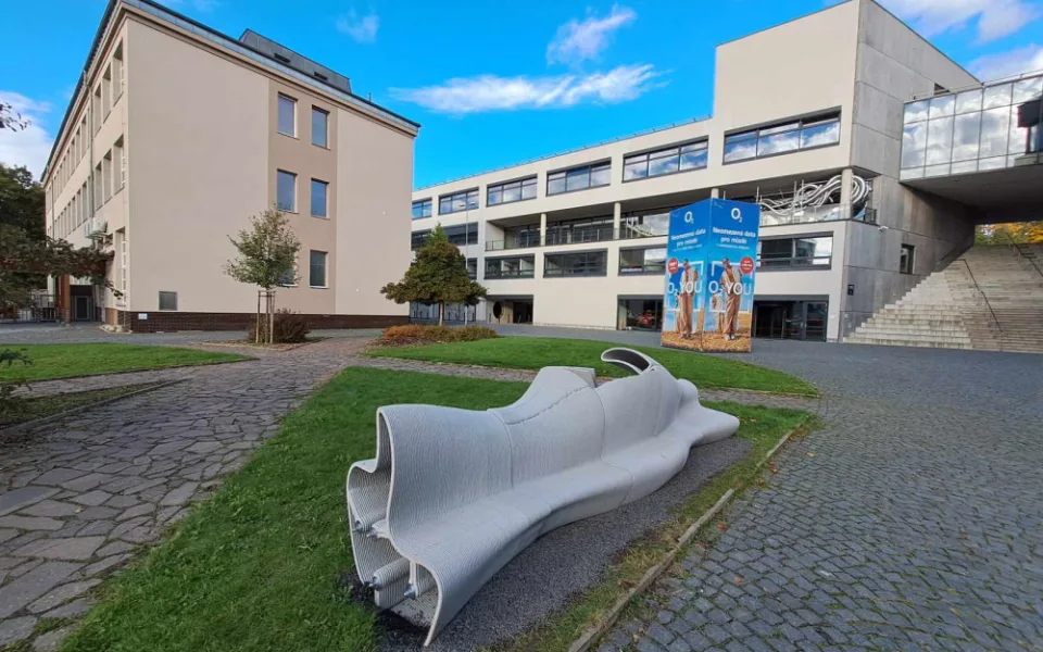 Lavička vytvořená 3D tiskem.