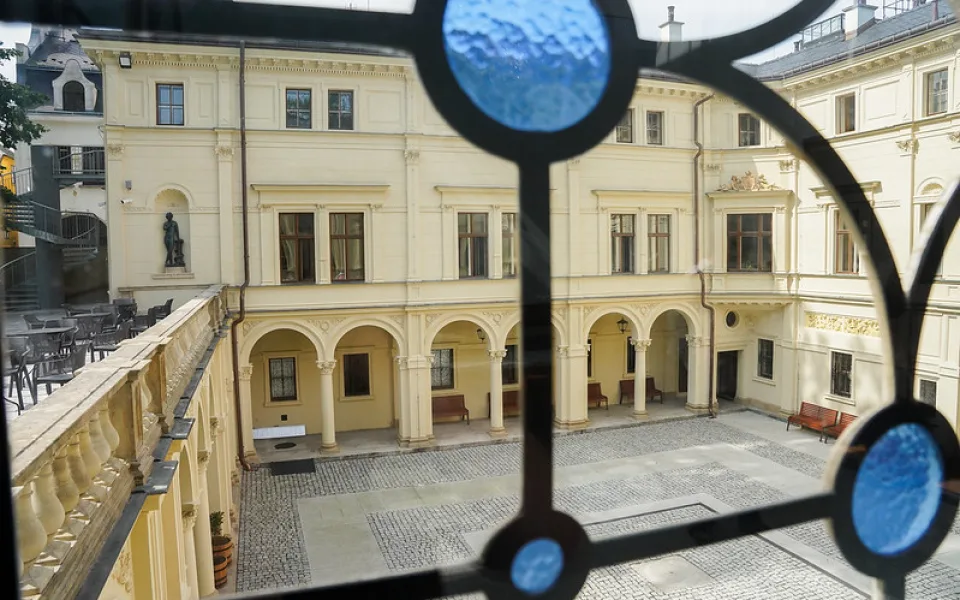 Liebiegův palác a pohled na vnitřní prostor.