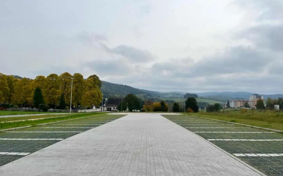 Ve Vratislavicích postavili parkoviště se sedmdesáti místy. Zaparkujete tam zdarma