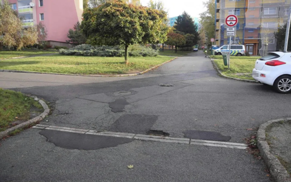 Koloběžkářka na Českolipsku najela do neoznačeného výmolu. Skončila v péči lékařů