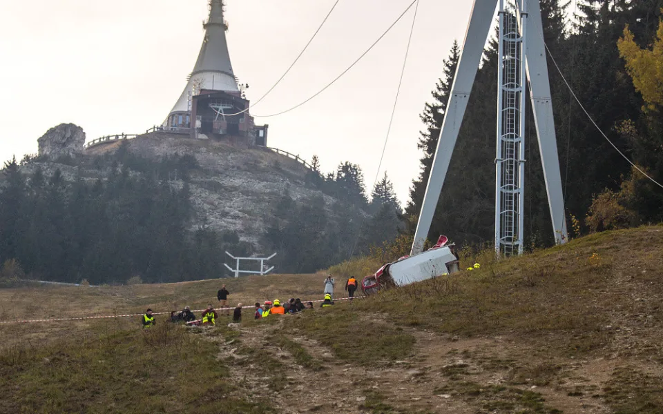 Policie kvůli pádu lanovky na Ještědu obvinila čtveřici lidí a právnickou osobu. Stíhá je za obecné ohrožení z nedbalosti