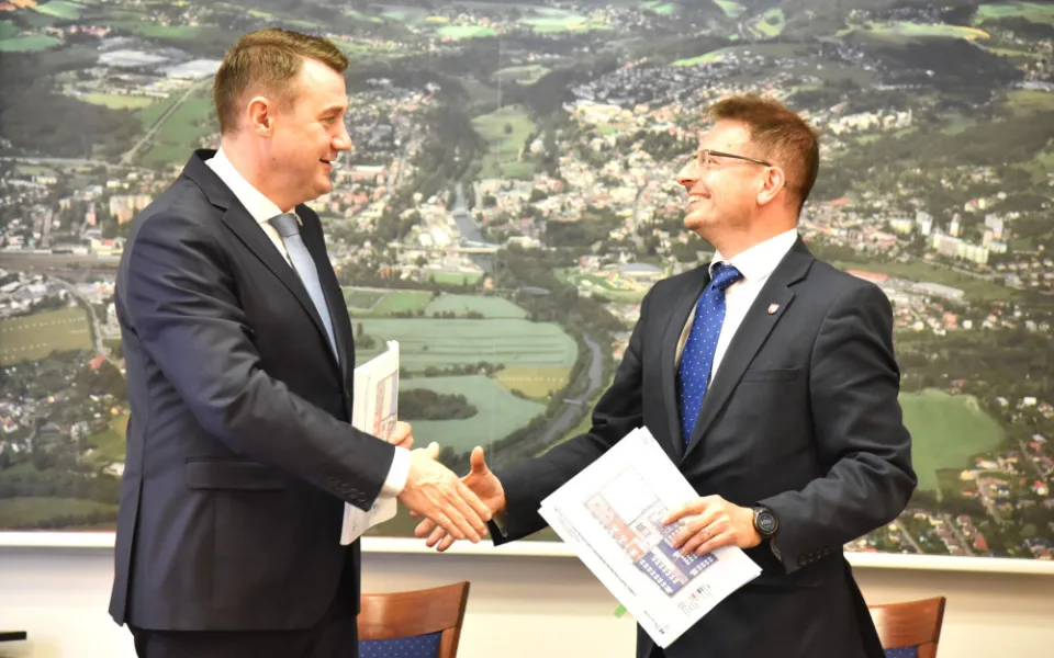 Hejtman Martin Půta (vlevo) podepsal memorandum se starostou Turnova Tomášem Hockem.