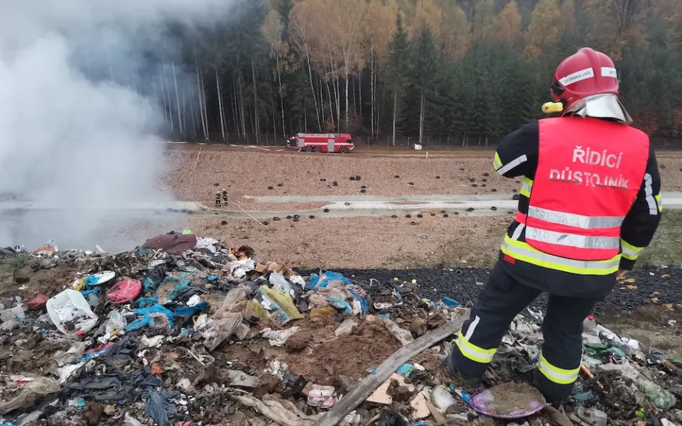 Skládku ve Svébořicích zasáhl požár. Hasiči vyhlásili druhý stupeň požárního poplachu