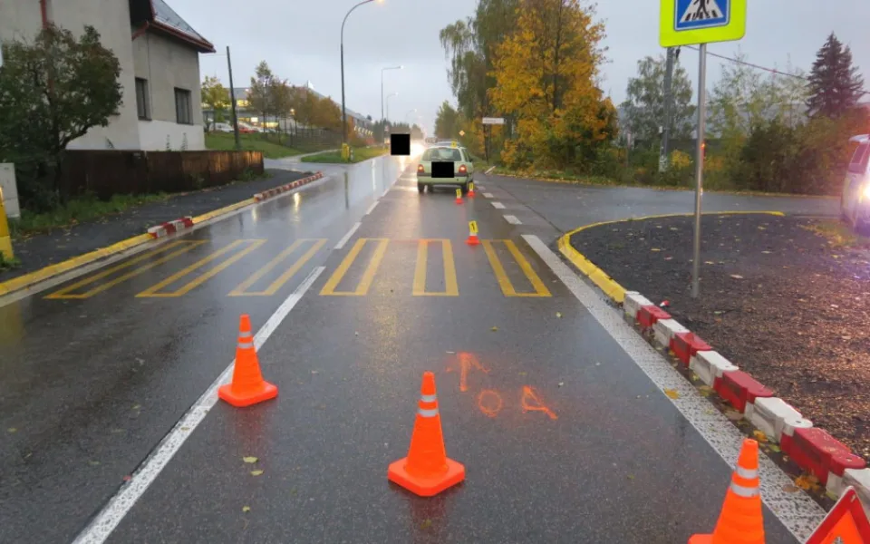 Řidič přehlédl přecházející chodkyni. Zraněná skončila v nemocnici