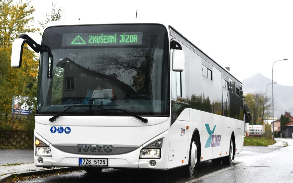 Nový hybridní autobus.