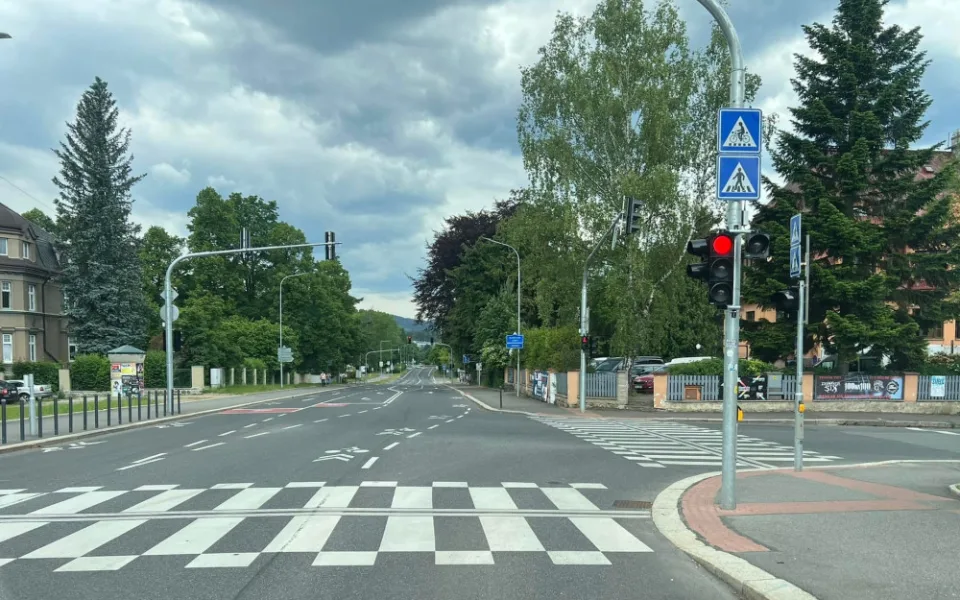 Křižovatka řízená semafory na Palackého ulici v Jablonci nad Nisou.
