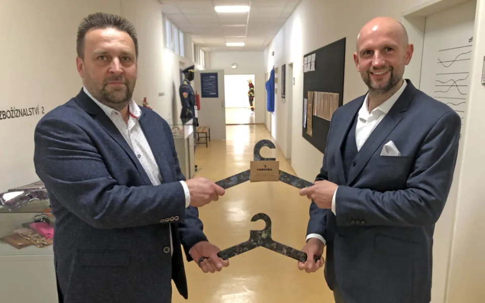 Liberečtí vědci vymysleli, jak znovu využít staré oděvy. Vyrobí z nich nábytek i třeba ramínka na šaty