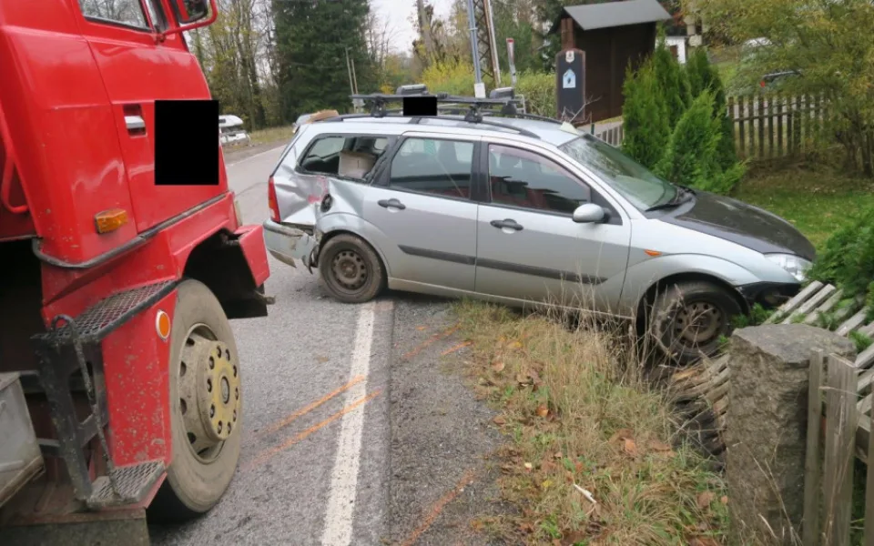 Řidič nedal přednost Tatře. Náraz odhodil auto na plot domu