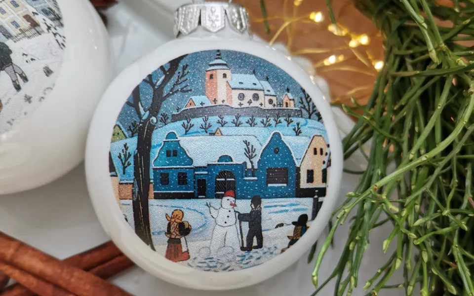Vánoční ozdoba z motivem Josefa Lady.