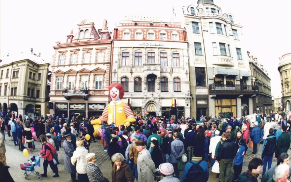 Otevření první restaurace McDonald´s v Liberci v roce 1993.