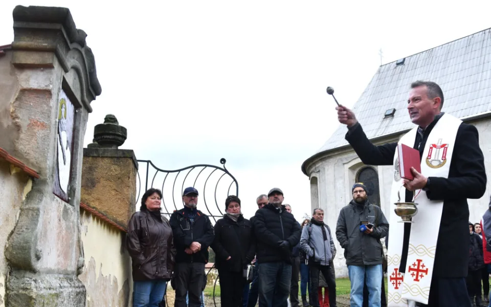 V Dětřichově obnovili křížovou cestu.