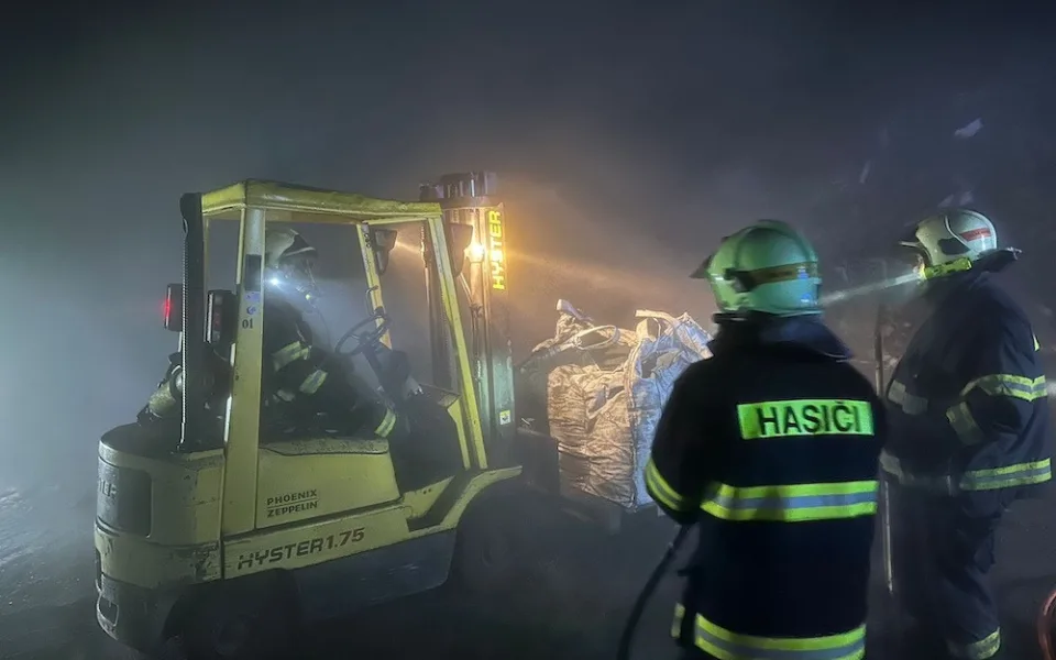 Pár minut před osmou hodinou večerní velitel zásahu ohlásil likvidaci požáru