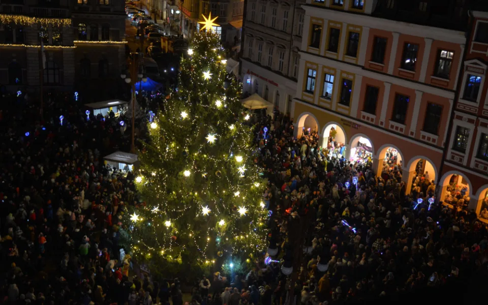 Vánoční strom před libereckou radnicí.