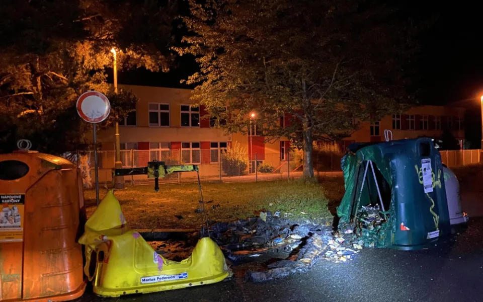 Hořící popelnice hasila v noční košili. Policisté nyní dopadli žháře, ten sám volal tísňovou linku