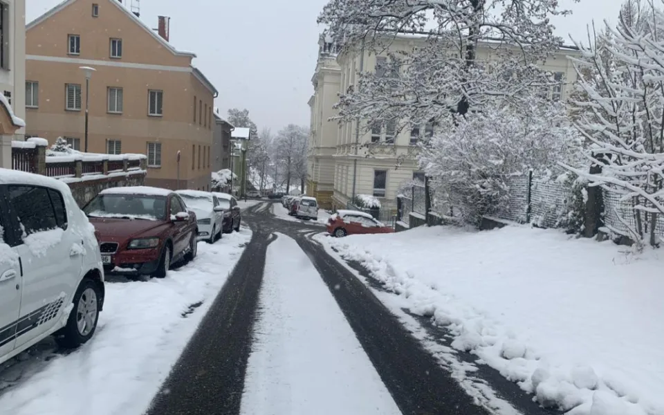 Soused na auta volá strážníky, lidé tak chtějí z Brněnské ulice jednosměrku. Radnice nechá vypracovat posudek