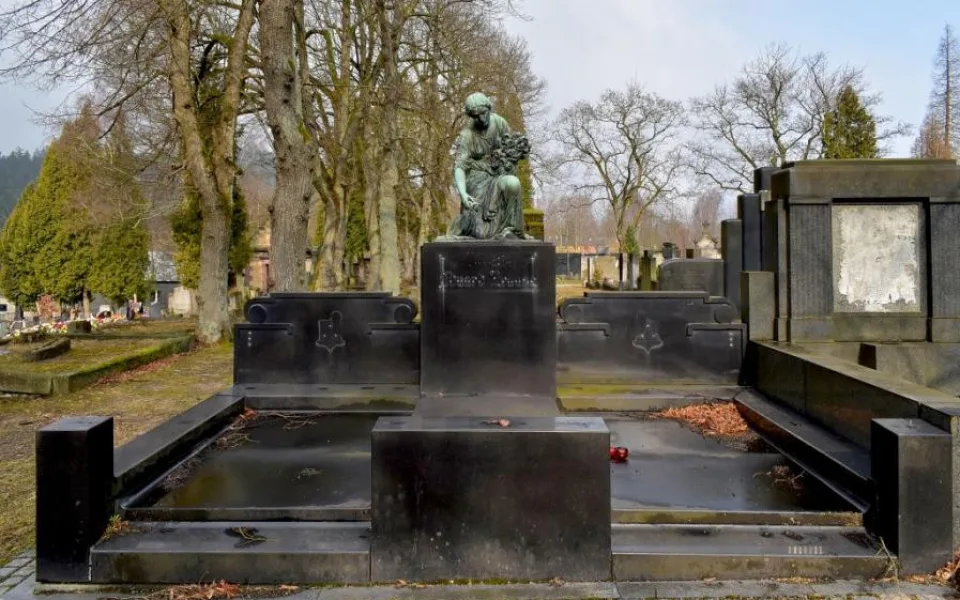 Jedna z historických hrobek na jabloneckém hřbitově.