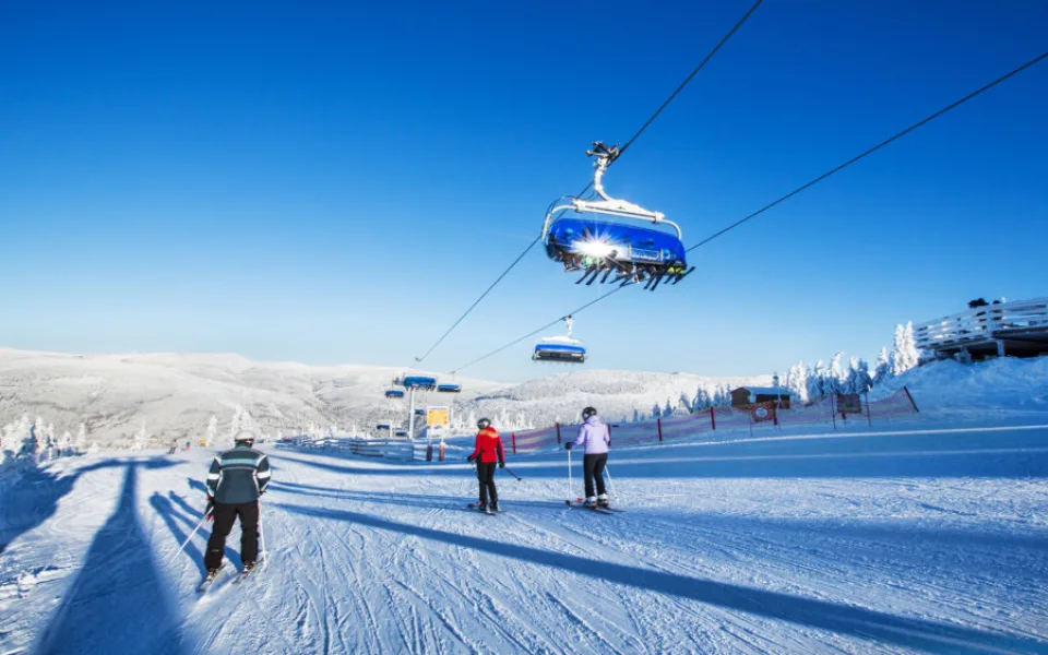 Krkonoše letos lákají novými sjezdovkami i nižšími cenami za skipasy