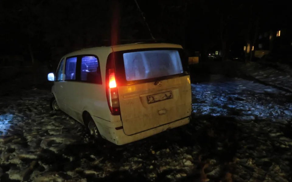 Řidič dodávky usnul za volantem. Vyjel ze silnice a havaroval