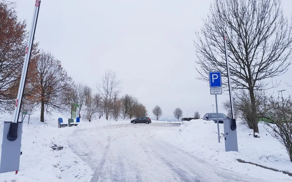 Parkoviště ve veseckém areálu na noc uzavírají závory. Vadilo driftování