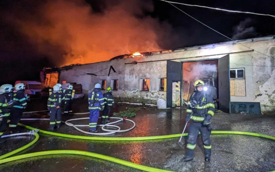 V Novém Městě hořela budova. Uvnitř hasiči našli lahev s propanbutanem