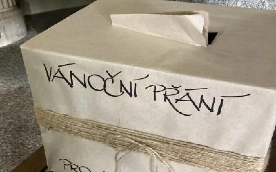 Vandal ve Frýdlantě poničil krabici vánočních přání, ta ukradl.