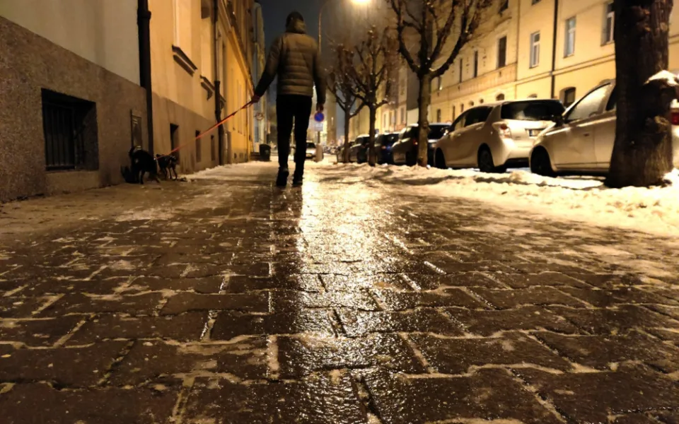 Bude to klouzat. V pátek ráno hrozí v Libereckém kraji náledí, senioři by raději měli zůstat doma